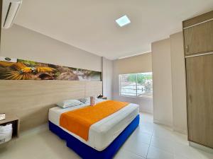 弗洛伦西亚HOTEL G22 COLECTION的卧室里有一张床，墙上挂着一幅画
