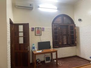 Cette chambre dispose d'un bureau et d'un ordinateur. dans l'établissement Homestay, à Thôn Kim Long (1)