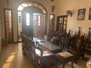 une grande chambre avec des chaises et une table en verre dans l'établissement Homestay, à Thôn Kim Long (1)