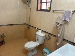 une salle de bain avec toilettes, lavabo et douche dans l'établissement Homestay, à Thôn Kim Long (1) 26 autres photos