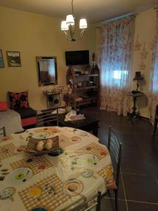 Televízia a/alebo spoločenská miestnosť v ubytovaní Cozy Apartment Alexandros near Aqueduct (Kamares)
