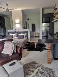 una sala de estar con un sofá y una mesa en 69 Lagoon House, en Marina Beach