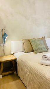 Hostal Es Niu de Tamariu客房内的一张或多张床位