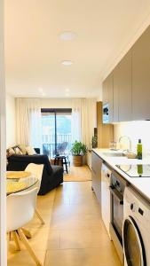 Hostal Es Niu de Tamariu的厨房或小厨房