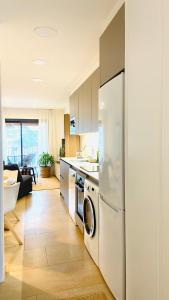 Hostal Es Niu de Tamariu的厨房或小厨房