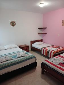 una camera con due letti e una camera con due letti di Hotel Lagos de Guatape a Guatapé