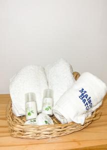 ein Korb gefüllt mit Handtüchern und Produkten auf einem Tisch in der Unterkunft La Marinièro à 350m des plages - 4 couchages - Wifi in Toulon