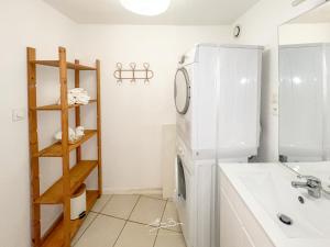 eine Küche mit Kühlschrank und Spüle in der Unterkunft La Marinièro à 350m des plages - 4 couchages - Wifi in Toulon + 28 Fotos