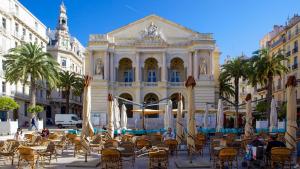 ein Gebäude mit Stühlen und Sonnenschirmen davor in der Unterkunft La Marinièro à 350m des plages - 4 couchages - Wifi in Toulon