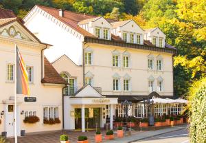 un grande edificio bianco sul lato di una strada di Parkhotel Idar-Oberstein a Idar-Oberstein