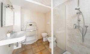 Un baño con inodoro, lavabo y ducha. en Casa Marina Guesthouse Cagliari, en Cagliari