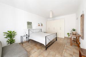 Un dormitorio blanco con una cama y un sofá. en Casa Marina Guesthouse Cagliari, en Cagliari 12 fotos más