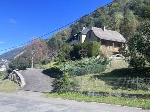 ein Haus am Hang eines Hügels in der Unterkunft Maison spacieuse avec parking et balcon à Cauterets - FR-1-812-21 in Cauterets