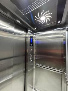 弗洛伦西亚HOTEL G22 COLECTION的天花灯下的地铁电梯 更多8张照片