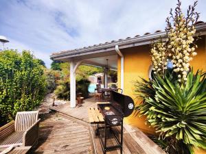a wooden deck with a grill on a house at La chambre Soleil in Gujan-Mestras