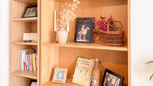 ein Bücherregal mit Büchern und Bildern darauf in der Unterkunft La Marinièro à 350m des plages - 4 couchages - Wifi in Toulon