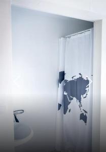 a room with a curtain with a map of the world at B&B 1 uit de 100 in Ghent