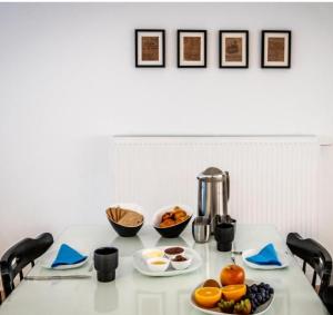 a table with bowls of fruit and a mixer at B&B 1 uit de 100 in Ghent