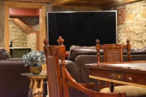 Ảnh trong thư viện ảnh của Chateau Connellsville Medieval Royal Chamber ở Connellsville