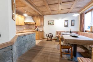 Kuchyň nebo kuchyňský kout v ubytování Taverna Larice