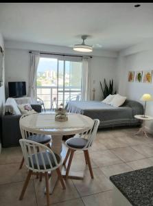 a living room with a table and a bed at Departamento Poeta in Salta