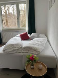 卡普芬贝格Gemütliche Stadtwohnung Kapfenberg - Gratis Parken的一张带桌子和鲜花的白色床