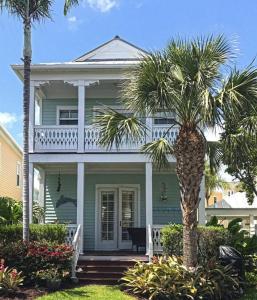 イスラモラダにあるAnglers Reef Islamorada 2BR 3BA Oceanview Home in Gated Community With Resort Style Pool, Private Beach and Marinaの家の前のヤシの木