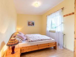 a bedroom with a bed and a window at Ferienhof Bruhn "Nr 3" in Midlum