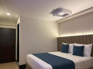 Postel nebo postele na pokoji v ubytování Hotel Continental ByHours