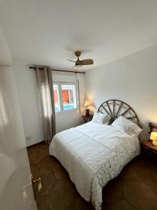 a bedroom with a bed and a ceiling fan at Villa Mediterránea in Calafat