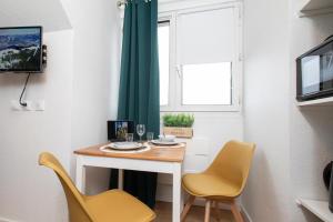 ein kleines Zimmer mit einem Tisch und zwei Stühlen in der Unterkunft Le tiny in Colmar