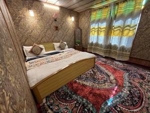 Houseboat New Suzan客房内的一张或多张床位
