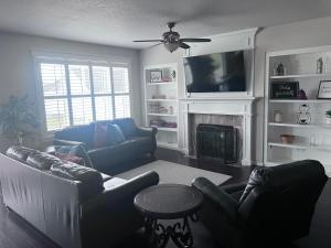 Una sala de estar con dos sofás y un televisor. en Family Fun! Gorgeous North Idaho Home w/Tesla Charge : Prairie Inn, en Post Falls