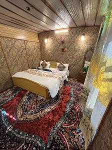 Houseboat New Suzan客房内的一张或多张床位