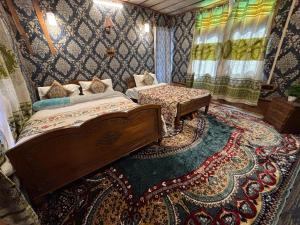 Houseboat New Suzan客房内的一张或多张床位