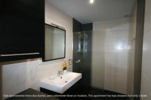 Et badeværelse på Ático en la Gran Vía con Terraza al Palacio Real + 7 billeder