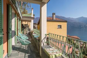 Carate UrioにあるAppartamento con vista Lago di Como e Parcheggio inclusoの水辺の景色が見える家のバルコニー