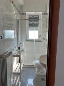 ein Badezimmer mit Dusche, Toilette und Waschbecken in der Unterkunft CASA di PIETRO sulla BAIA in Leporano Marina