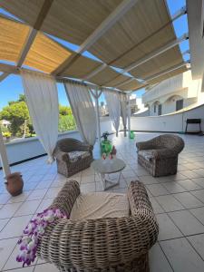 ein Wohnzimmer mit zwei Sofas und einem Tisch in der Unterkunft CASA di PIETRO sulla BAIA in Leporano Marina