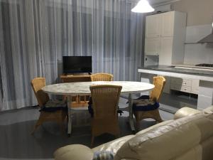 ein Wohnzimmer mit Tisch, Stühlen und Sofa in der Unterkunft CASA di PIETRO sulla BAIA in Leporano Marina + 12 Fotos
