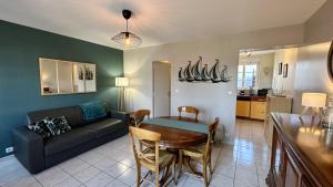 un salon avec un canapé et une table dans l'établissement Tribord, charmante maison en duplex au cœur du Crotoy – Idéale pour un séjour en Baie de Somme, au Crotoy