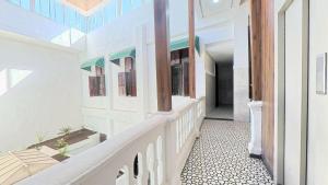 un corridoio di una casa con lucernario di Hotel de Paris a Rabat