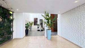 un corridoio con piante in vaso in una casa di Hotel de Paris a Rabat