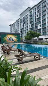 Bazén v ubytování 3BR Jazz Suites Vivacity Megamall Kuching Sarawak nebo v jeho okolí
