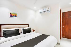 Postel nebo postele na pokoji v ubytování Hotel O Ivory Inn