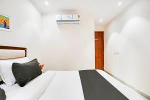 Postel nebo postele na pokoji v ubytování Hotel O Ivory Inn