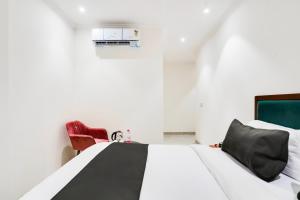 Postel nebo postele na pokoji v ubytování Hotel O Ivory Inn