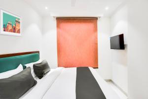 TV a/nebo společenská místnost v ubytování Hotel O Ivory Inn