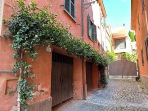 un callejón con un edificio rojo con una puerta en Luna Apartments Tivoli, en Tívoli