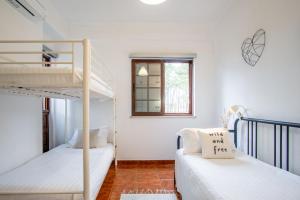 Giường trong phòng chung tại MESTRE MILFONTES APARTMENTS by Stay in Alentejo